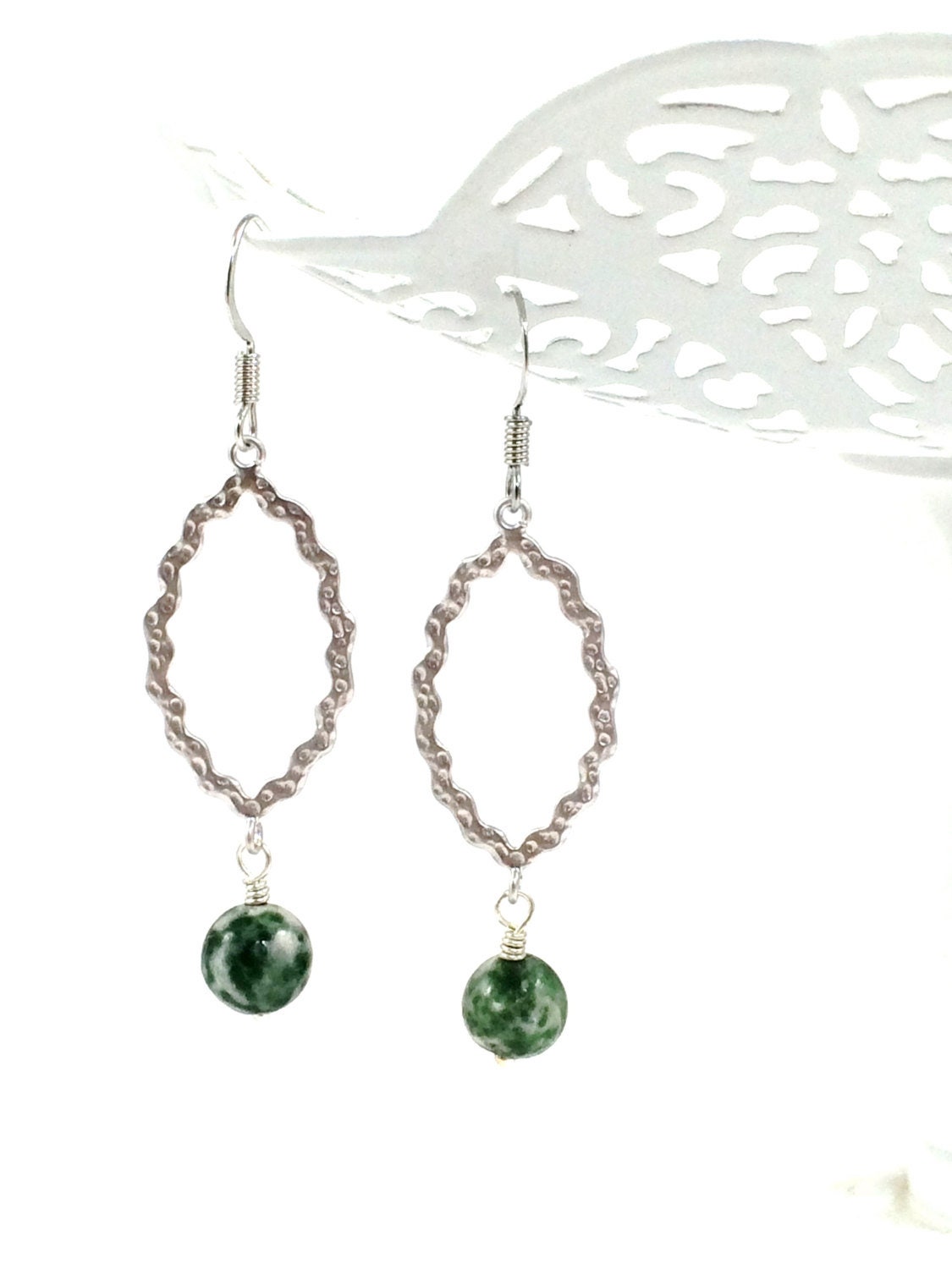 Grüne Imitation Jade Ohrringe Versilberte Schmuck Grüne Imitation Jade Ohrringe Versilberte Schmuck von TheJoyfulJewelryBox