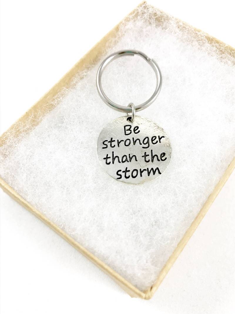 "Inspirierender Schlüsselanhänger "Be Stronger Than The Storm" Als Geschenk." von TheJoyfulJewelryBox