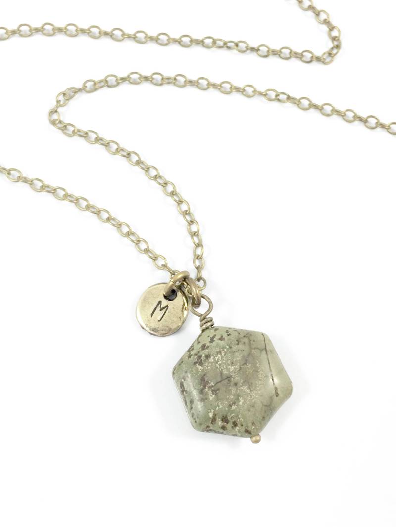 Serpentin Hexagon Halskette Initial Anhänger, Personalisierter Stein Schmuck von TheJoyfulJewelryBox