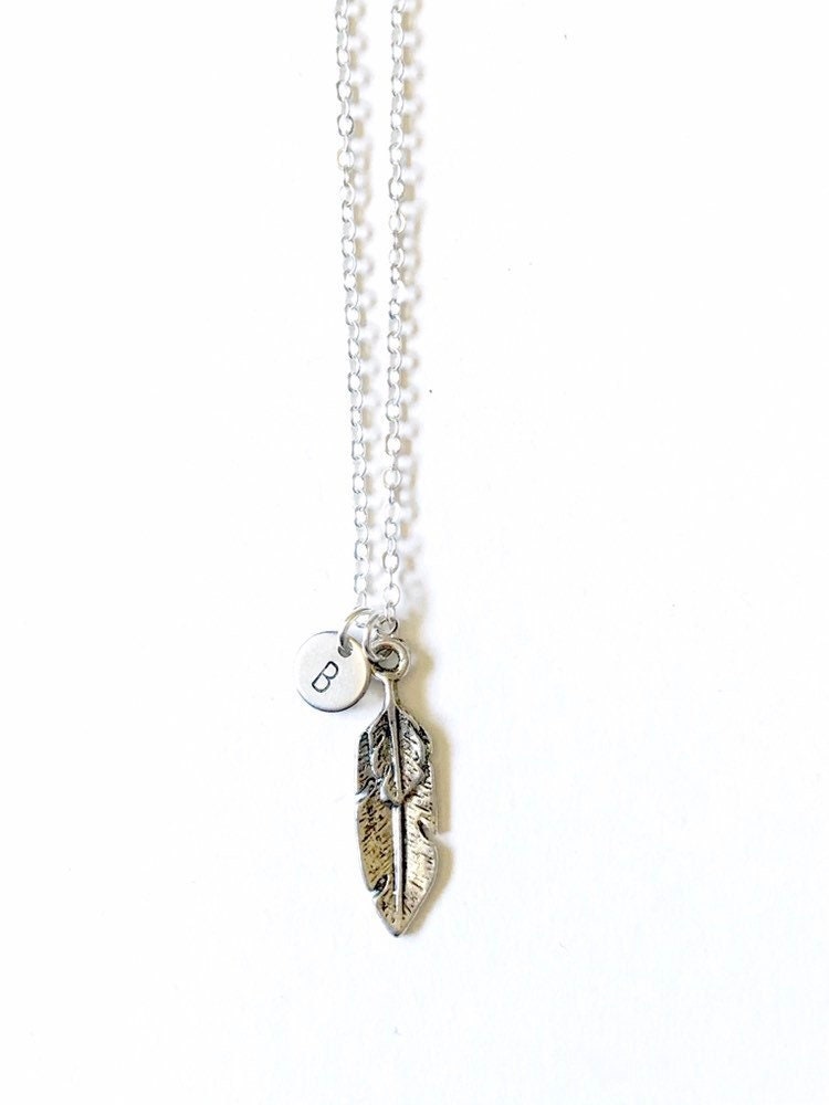 Feder Gedenkkette Pewter Feder, Initial Charm, Sympathie Geschenk von TheJoyfulJewelryBox