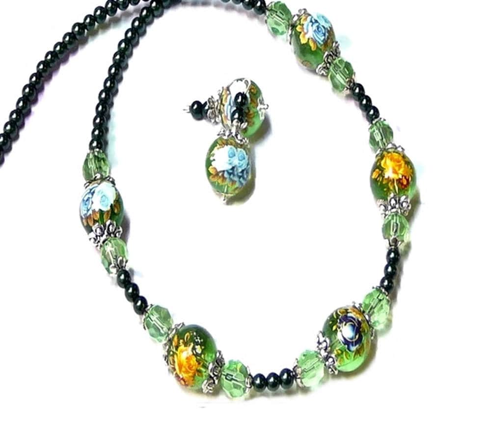 Halskette Und Ohrringe Set, Grüne Rose Tensha-Perle, Clip Auf Oder Durchbohrt Armaturen von TheKennettCollection