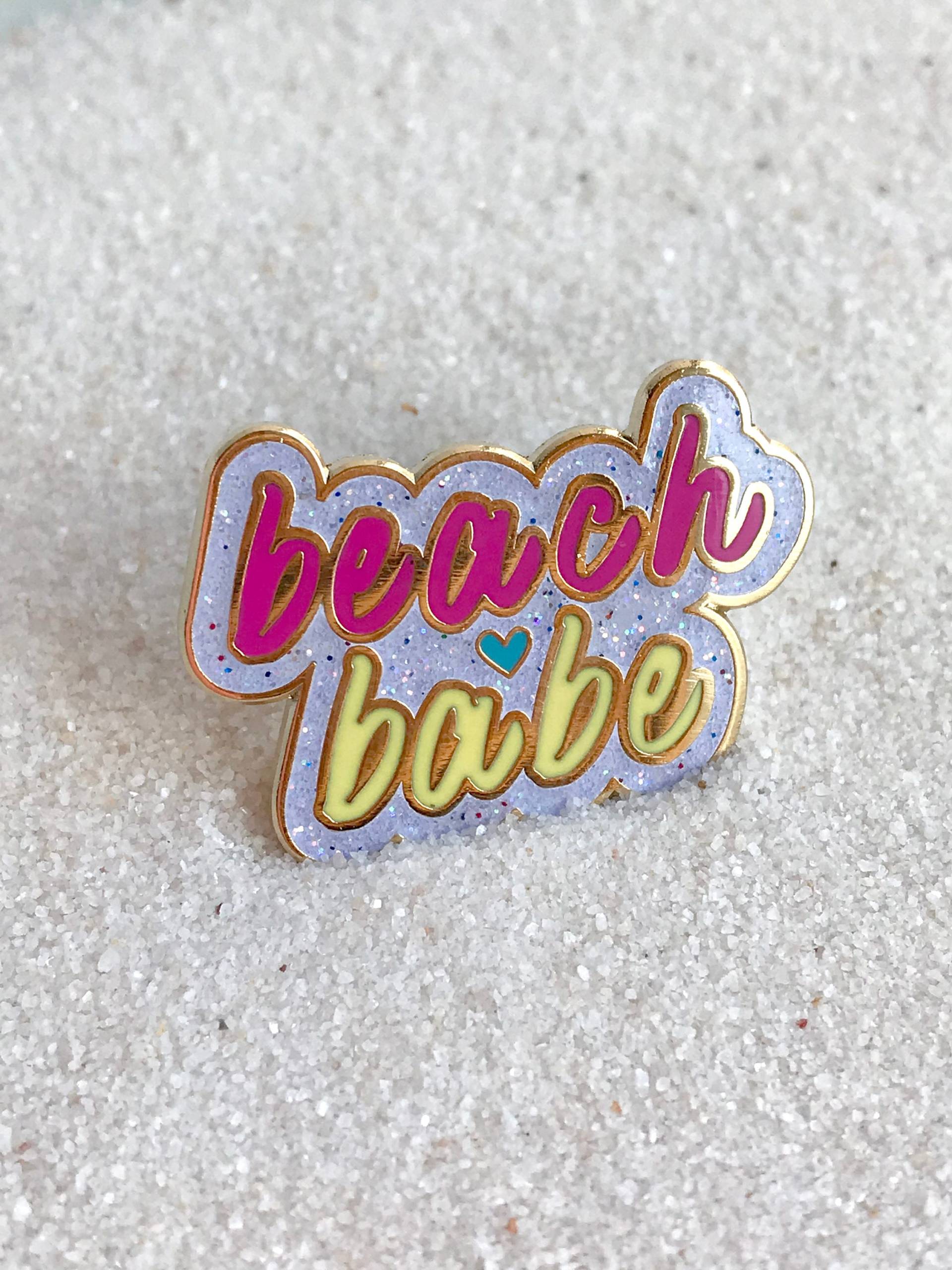 Beach Babe Pin Beach Babe Pin von TheKeyOfCute
