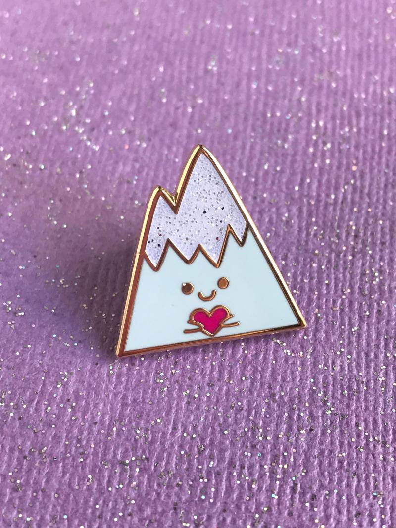Fröhliches Berg Pin Fröhliches Berg Pin von TheKeyOfCute