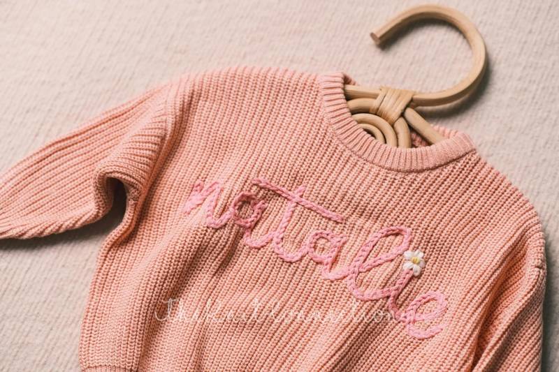 Baby Mädchen Strickpullover Individuell Handgesticktes Monogramm von TheKnitConnection
