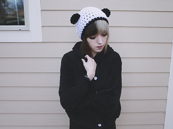Artio - Handgefertigte Häkelarbeit Panda Bär Ohr Beanie Slouchy Hut von TheKnotandChain