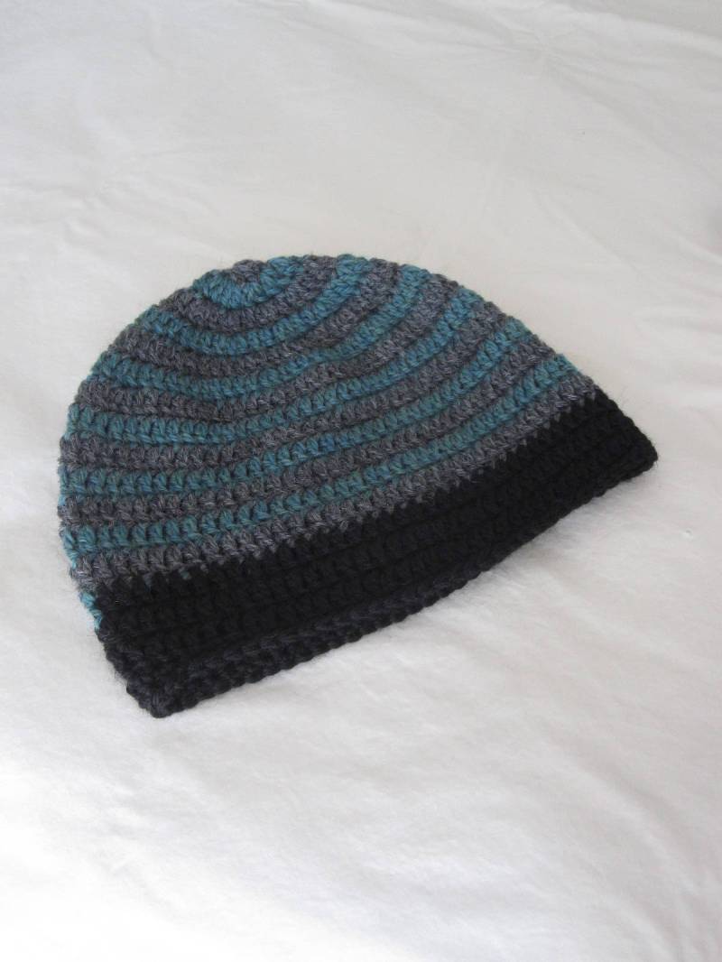 Grün, Grau & Schwarz Spiralgestreifte Design Häkeln Wolle Wintermütze von TheKnotsAndBoltsShop