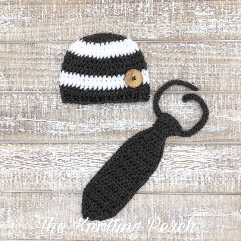 Neugeborenen Jungen Set Mütze Und Krawatte Gehäkelt Gestreift Fotorequisite von TheKnottingPerch