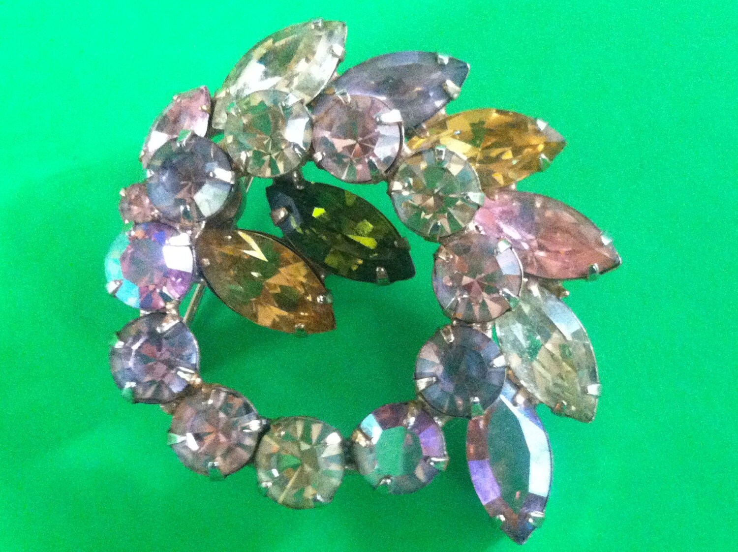 Jahrgang Weiss Strass Pin Mit Bunten Steinen von TheLadyCollects