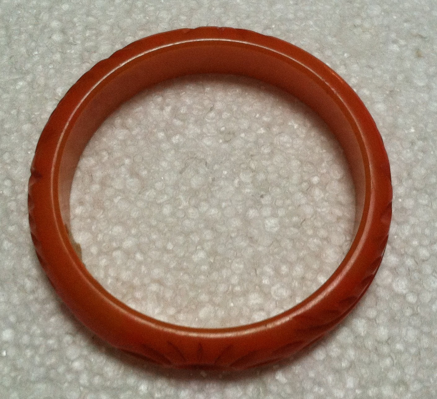 Vintage Tangerine Bakelit Armband Mit Sonnen-Gravur Vintage Tangerine Bakelit Armband Mit Sonnen-Gravur von TheLadyCollects