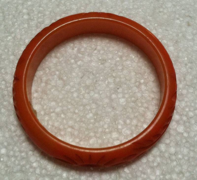 Vintage Tangerine Bakelit Armband Mit Sonnen-Gravur von TheLadyCollects