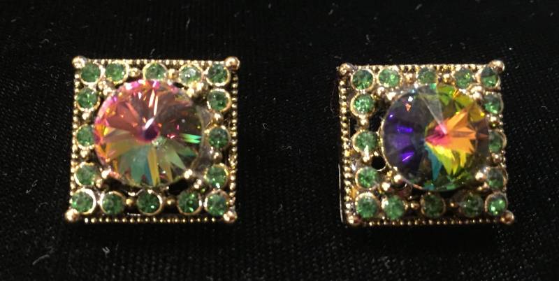 Vintage-Clip Auf Ohrringe W/Grün Strass Rund Um Vielfältige Stein Vintage-Clip Auf Ohrringe W/Grün Strass Rund Um Vielfältige Stein von TheLadyCollects