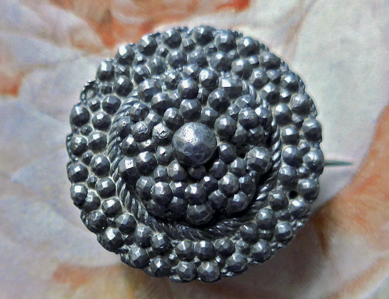Cut Stahl Brosche, Antik. Eine Doppelte Bordüre Aus Stählen, Eine Innenbordüre Seildesign Und Mittige Schwenkbare Rosette. C Mitte. 19.jh Cut Stahl Brosche, Antik. Eine Doppelte Bordüre Aus Stählen, Eine Innenbordüre Seildesign Und Mittige Schwenkbare Rosette. C Mitte. 19.jh von TheLadyatSkiers