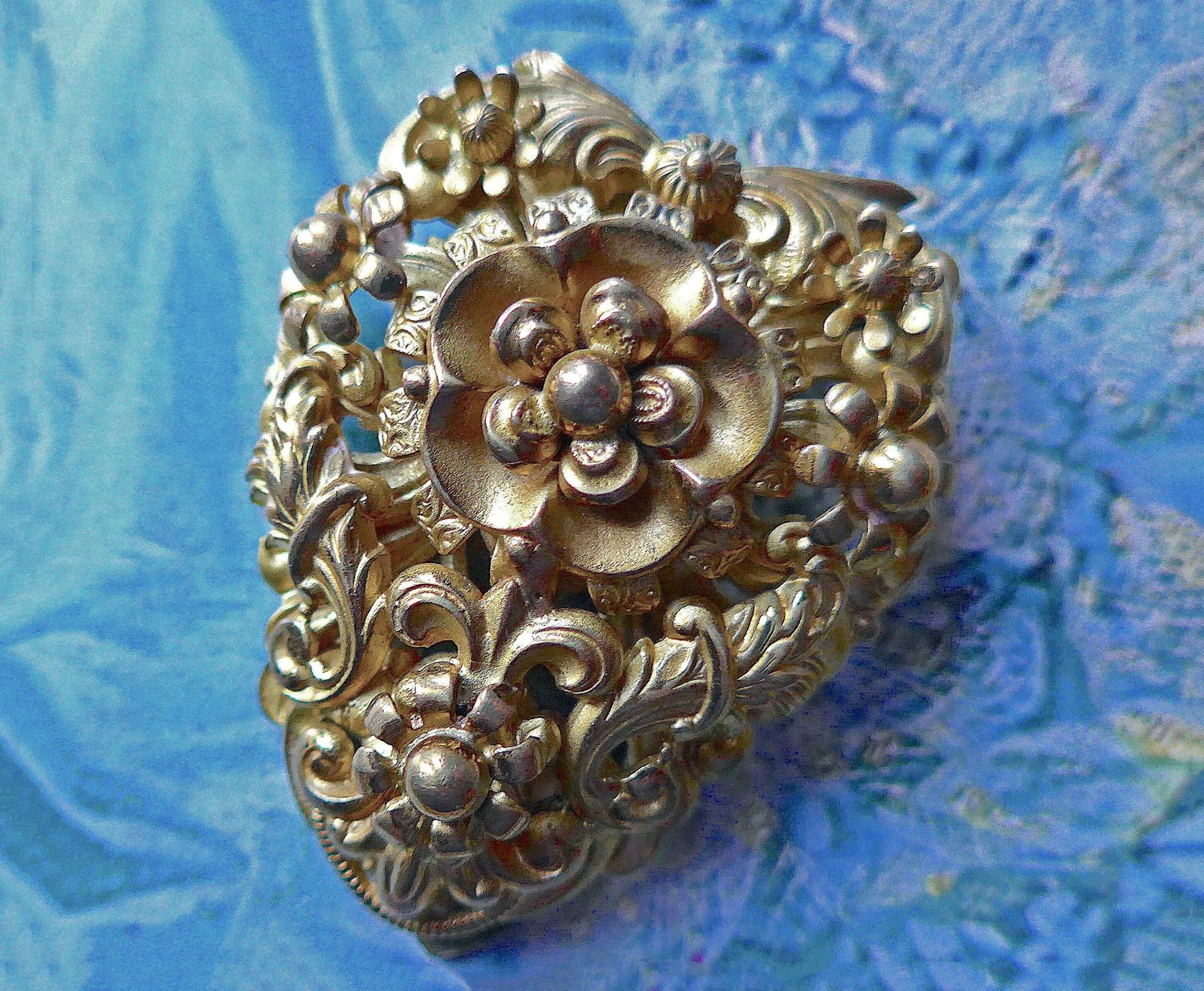 Kleiderclip, Antik Vintage. Floral Mit Einem Verschnörkelten Design, Getöntes Gepresstes Metall. Um 1920-30 Kleiderclip, Antik Vintage. Floral Mit Einem Verschnörkelten Design, Getöntes Gepresstes Metall. Um 1920-30 von TheLadyatSkiers