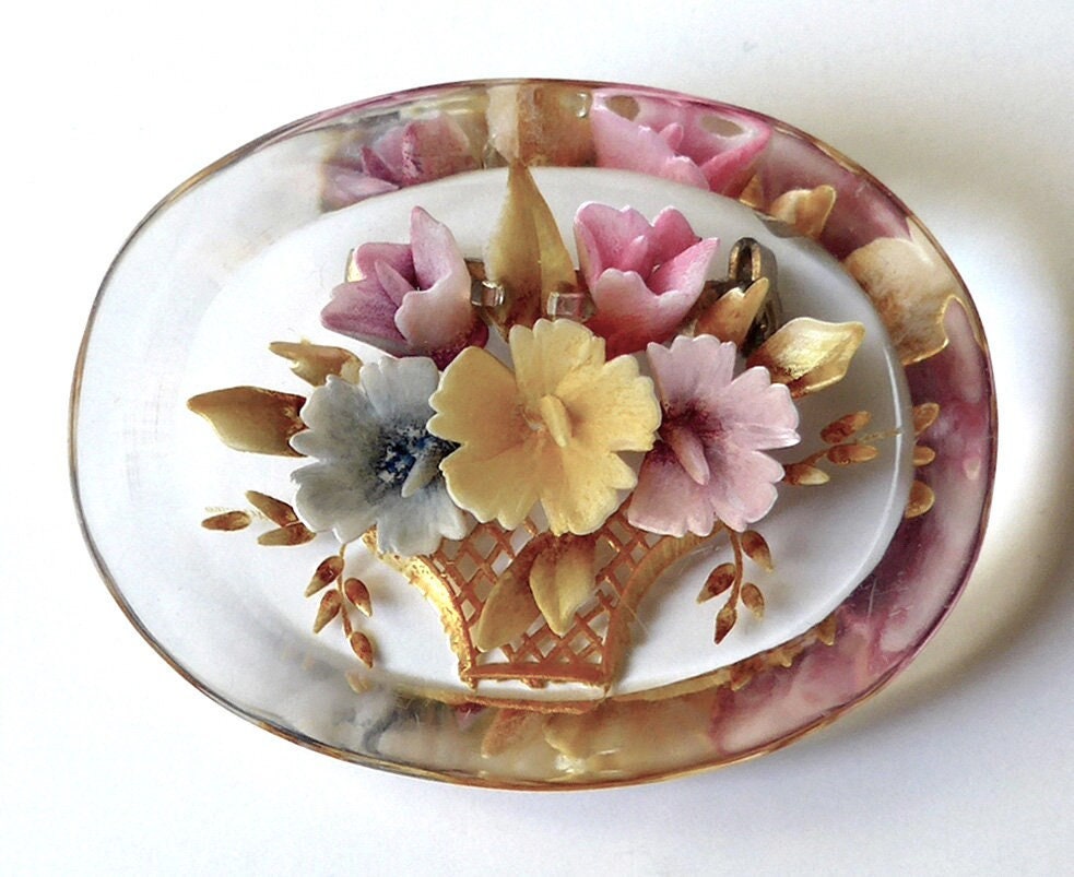 Lucite Brosche, Vintage. Sie Ist Oval Und Mit Einem Schönen Korb Blumen Verziert. 1940Er Bis 1950Er Jahre Lucite Brosche, Vintage. Sie Ist Oval Und Mit Einem Schönen Korb Blumen Verziert. 1940Er Bis 1950Er Jahre von TheLadyatSkiers