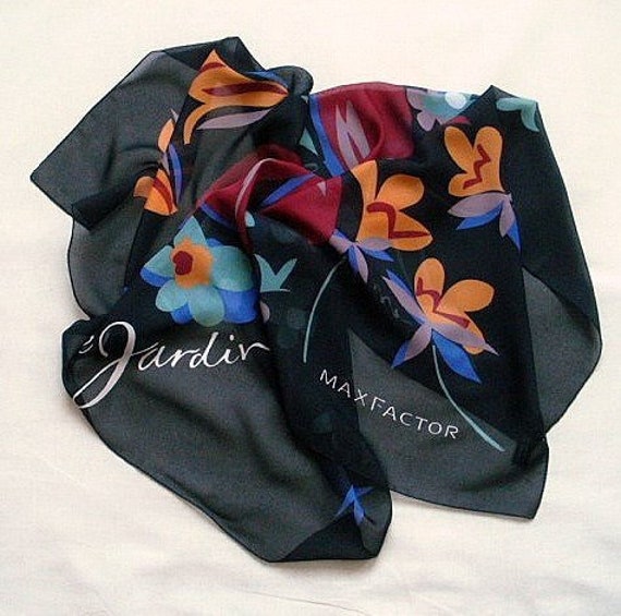 Max Faktor "Le Jardin De Amour" Parfüm Schal, Vintage. Ein Parfum-Werbeschal, Logo, Geblümt, Schiere Polyester. 1980Er Jahre. Hergestellt in Max Faktor "Le Jardin De Amour" Parfüm Schal, Vintage. Ein Parfum-Werbeschal, Logo, Geblümt, Schiere Polyester. 1980Er Jahre. Hergestellt in von TheLadyatSkiers
