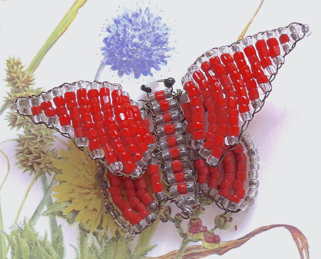 Schmetterling, Perlenbrosche, Vintage. Sie Hat Rote & Klare Perlen Auf Draht Mit Einem Schwarz/Weißen Perlenkopf, Doppel Geflügelt. C1914 Bis 1920 Schmetterling, Perlenbrosche, Vintage. Sie Hat Rote & Klare Perlen Auf Draht Mit Einem Schwarz/Weißen Perlenkopf, Doppel Geflügelt. C1914 Bis 1920 von TheLadyatSkiers