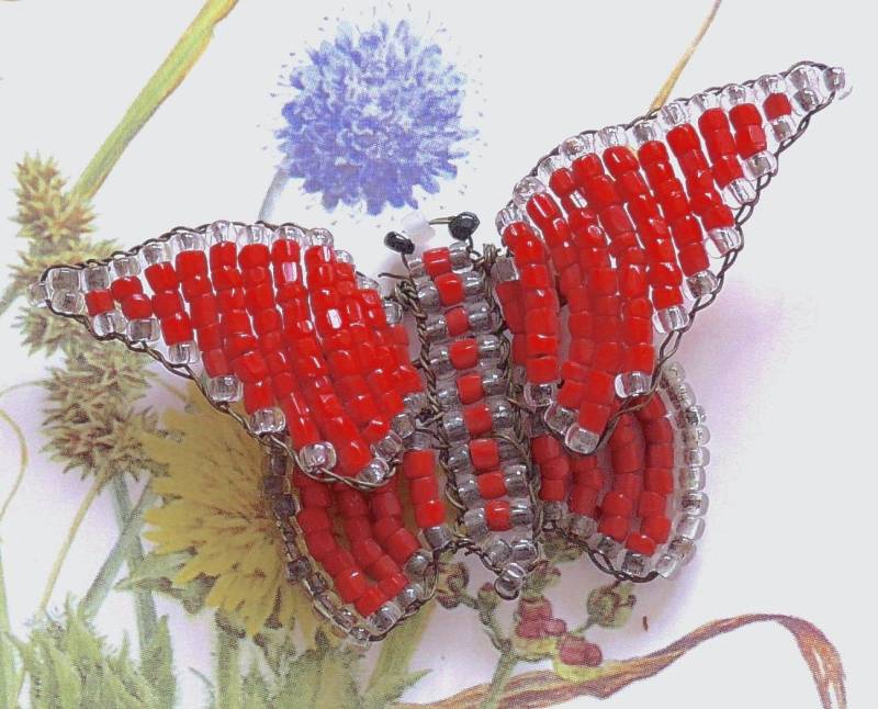 Schmetterling, Perlenbrosche, Vintage. Sie Hat Rote & Klare Perlen Auf Draht Mit Einem Schwarz/Weißen Perlenkopf, Doppel Geflügelt. C1914 Bis 1920 Schmetterling, Perlenbrosche, Vintage. Sie Hat Rote & Klare Perlen Auf Draht Mit Einem Schwarz/Weißen Perlenkopf, Doppel Geflügelt. C1914 Bis 1920 von TheLadyatSkiers