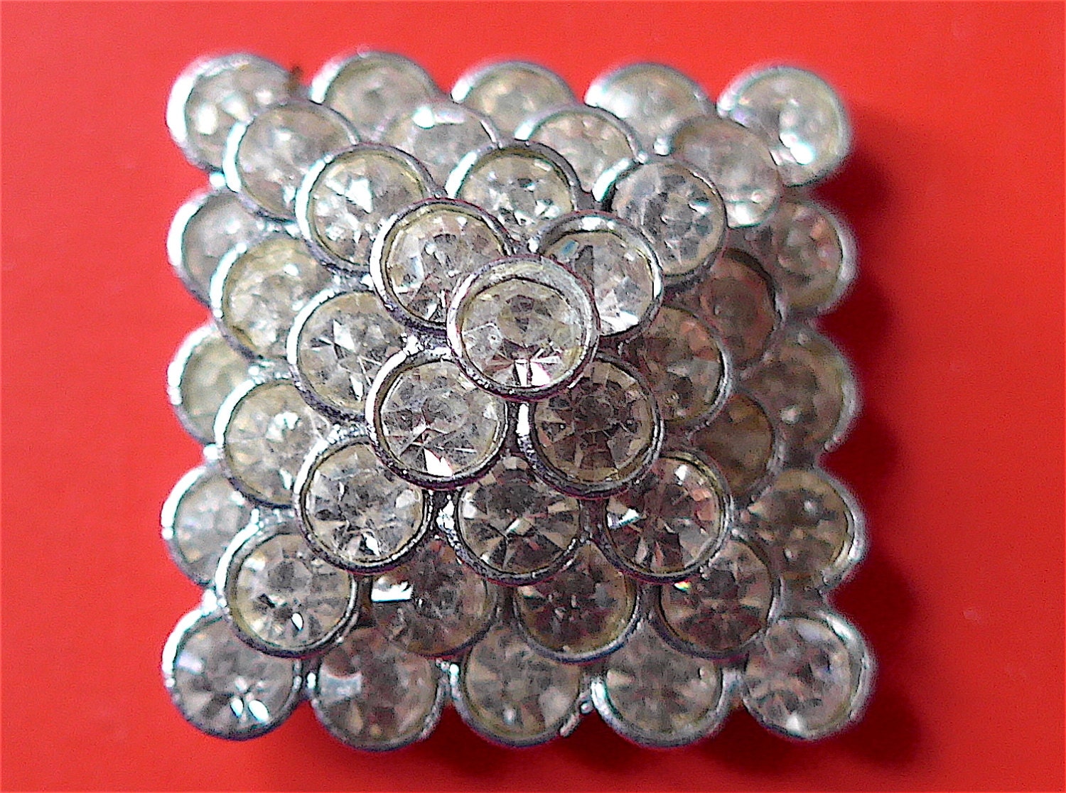 Schmuckknopf, Art Deco, Vintage. Klare Strasssteine in Weißmetall, Pyramidenförmig Gefasst, Sehr Schick. Metall Öse An Einer Stange. C1930 Schmuckknopf, Art Deco, Vintage. Klare Strasssteine in Weißmetall, Pyramidenförmig Gefasst, Sehr Schick. Metall Öse An Einer Stange. C1930 von TheLadyatSkiers