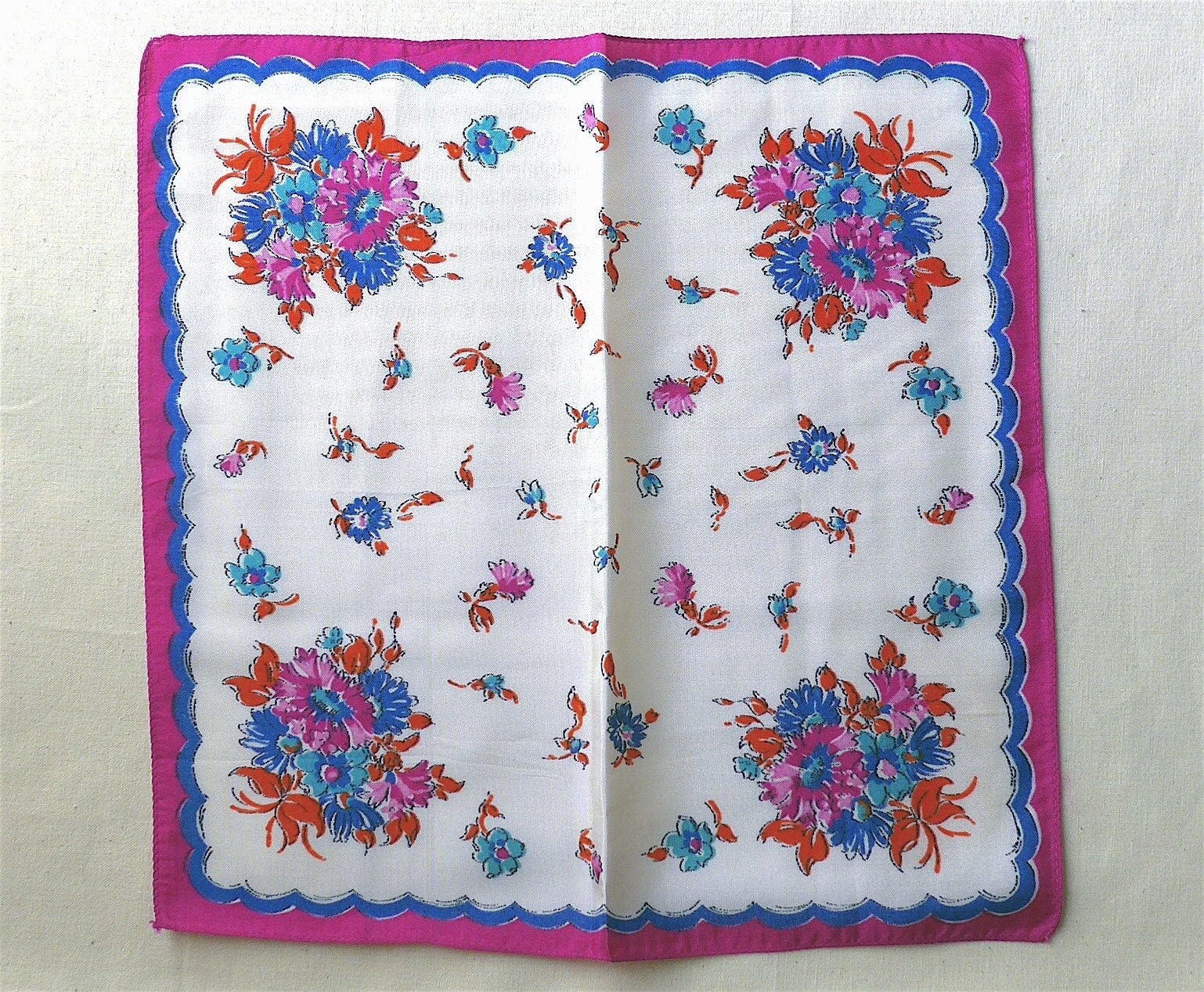 Taschentuch, Vintage. Blumensprays Und Eine Streuung Von Blumen, Weiß Mit Rosa, Blau, Türkis, Schwarz Orange. C Anfang 1950 Taschentuch, Vintage. Blumensprays Und Eine Streuung Von Blumen, Weiß Mit Rosa, Blau, Türkis, Schwarz Orange. C Anfang 1950 von TheLadyatSkiers
