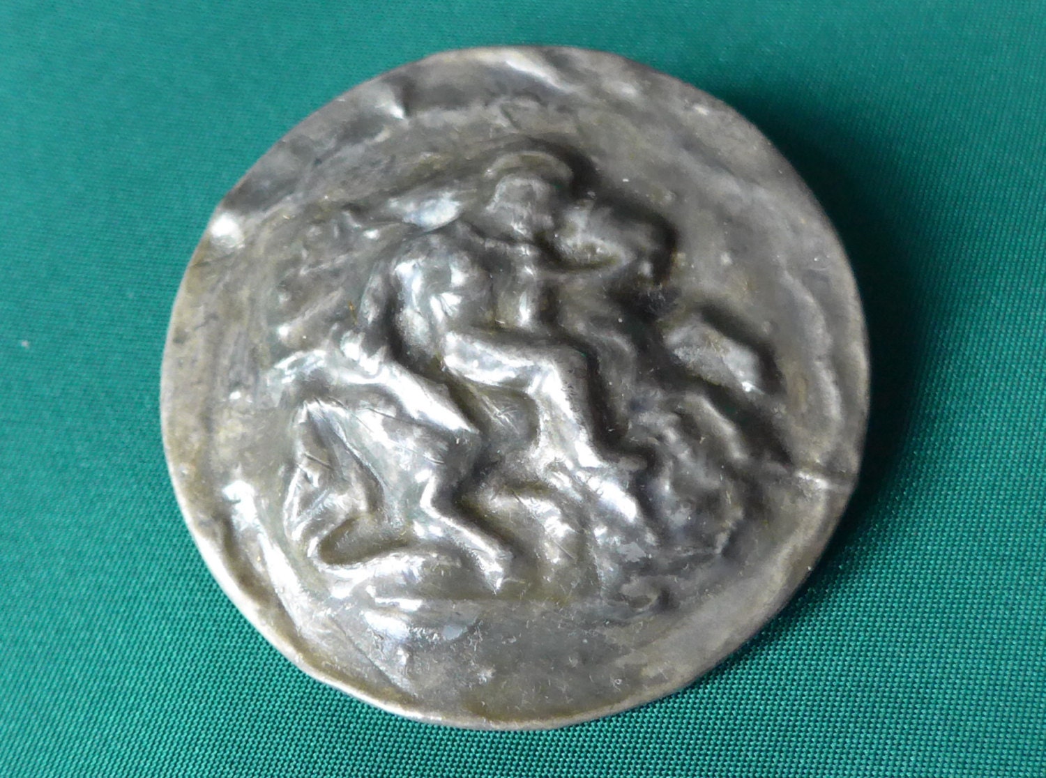 Zinn Brosche, Vintage. Sie Zeigt "st. George Slaying The Dragon ", Gepresstes Über Einer Basis, Rund & Groß, Ein Handwerksgegenstand. C 1930 Zinn Brosche, Vintage. Sie Zeigt "st. George Slaying The Dragon ", Gepresstes Über Einer Basis, Rund & Groß, Ein Handwerksgegenstand. C 1930 von TheLadyatSkiers