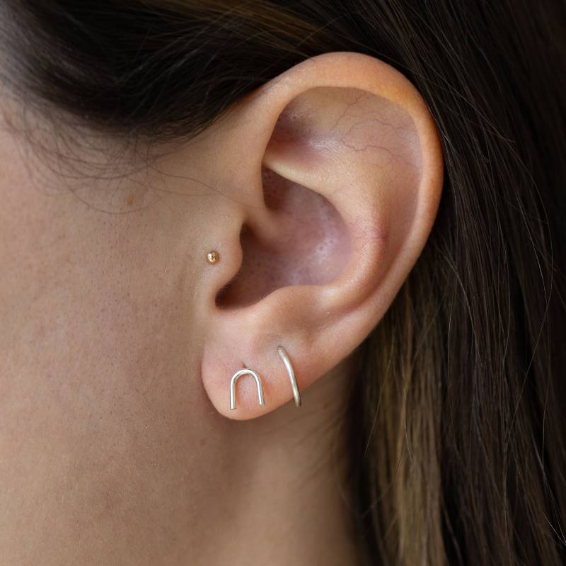 Kleine Bogen Ohrstecker in Silber, Minimalist Regenbogen Ohrstecker, Sterling Silber Ohrringe, Hypoallergene Geschenke Unter 25 von TheLandofSalt