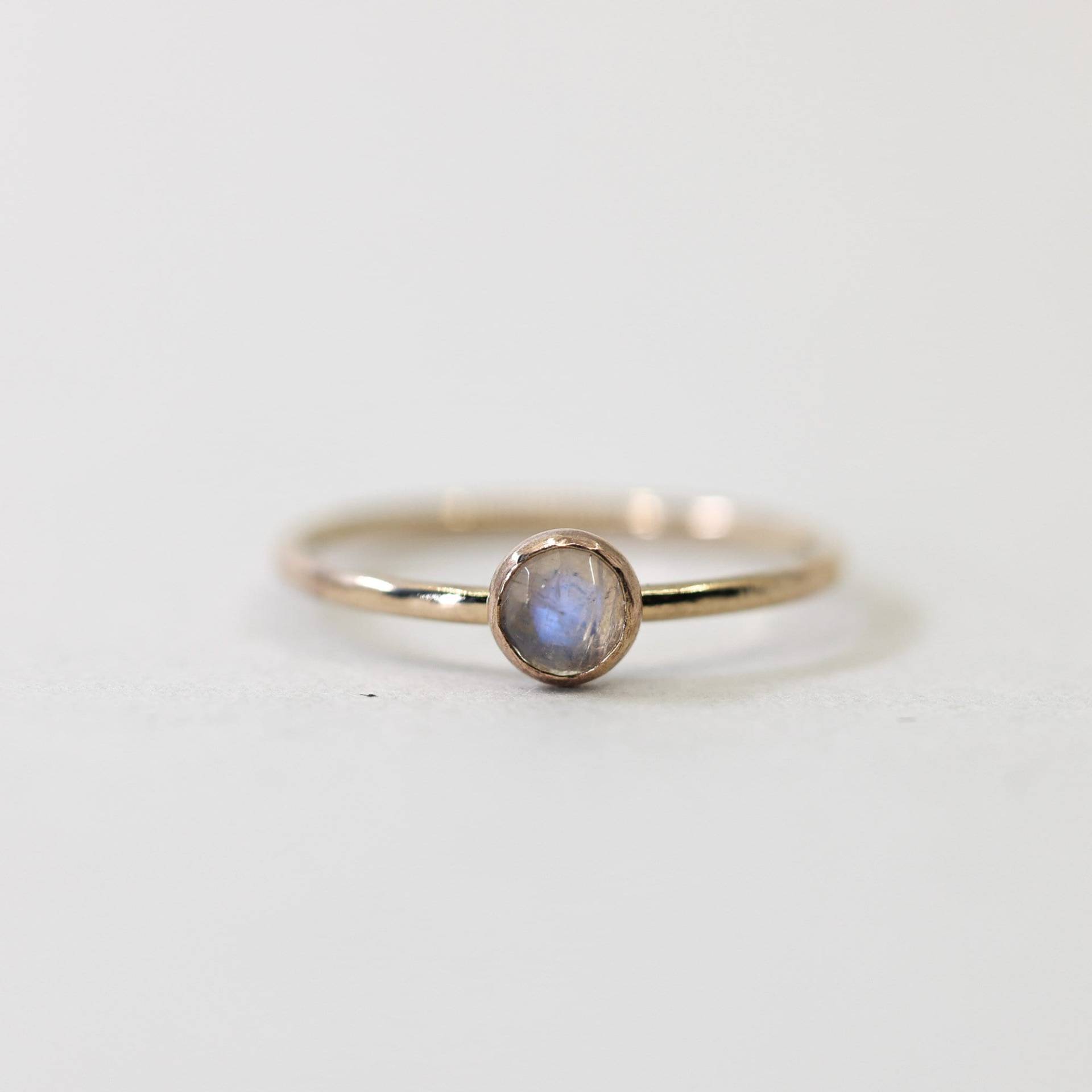 Zierlicher Gold Edelstein Ring, Gefüllter Stapelring, Mondsteinring, Stapelbarer Goldring Zierlicher Gold Edelstein Ring, Gefüllter Stapelring, Mondsteinring, Stapelbarer Goldring von TheLandofSalt
