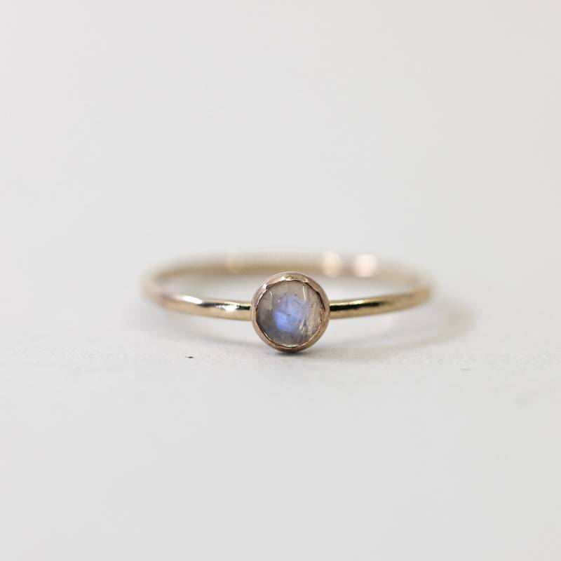 Zierlicher Gold Edelstein Ring, Gefüllter Stapelring, Mondsteinring, Stapelbarer Goldring Zierlicher Gold Edelstein Ring, Gefüllter Stapelring, Mondsteinring, Stapelbarer Goldring von TheLandofSalt