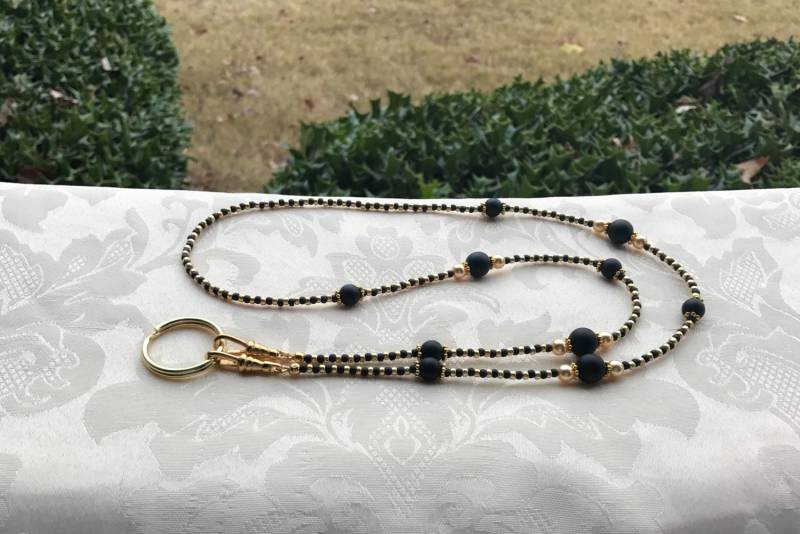 Badge Lanyard Aus Schwarzem Onyx Und Goldperlen Leichtes Design von TheLanyardNecklace