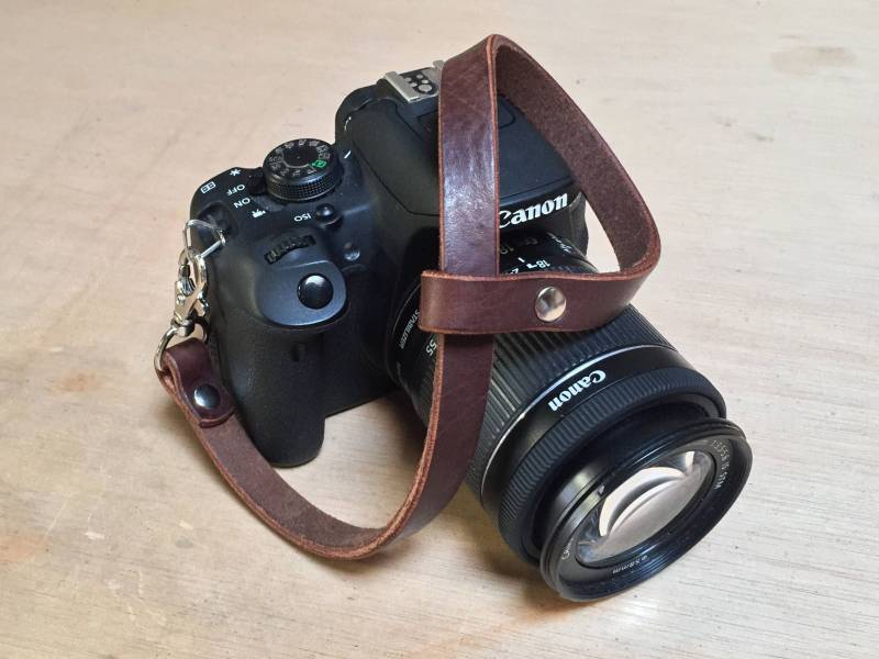 Handgefertigte Kamera Handschlaufe Aus Vollrindleder - 14 Mm Breit von TheLeatherJunkie