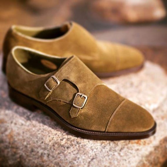 Herren Handgefertigte Beige Wildleder Doppel Schnallen Monk Strap Oxford Toe Cap Abendschuhe von TheLeatherSpotCrafts