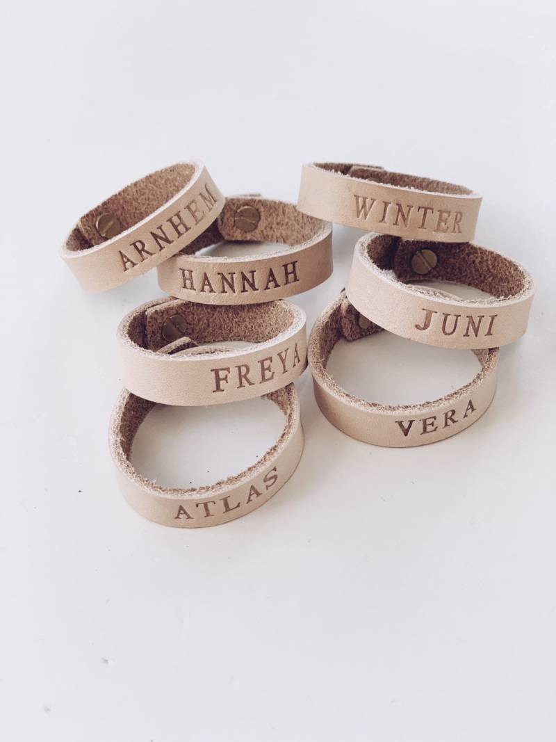 Natürliches Pflanzlich Gegerbtes Leder Namensband Mit Massivem Messingverschluss Natürliches Pflanzlich Gegerbtes Leder Namensband Mit Massivem Messingverschluss von TheLeathermansWife