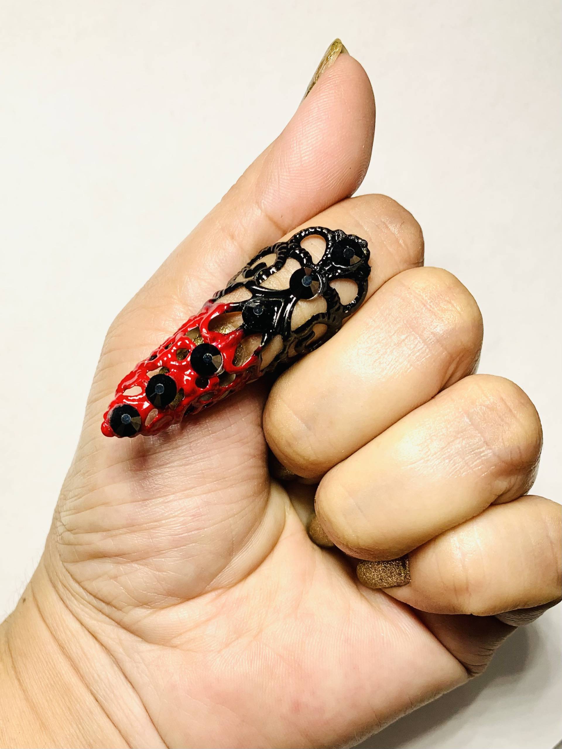 Blutiger Kristall Krallen Ring, Nagelschutz, Nagelspitze, Nagelring Oder Kralle, Hergestellt in Schwarz Filigran Mit Roten Und Hämatit Kristallen Blutiger Kristall Krallen Ring, Nagelschutz, Nagelspitze, Nagelring Oder Kralle, Hergestellt in Schwarz Filigran Mit Roten Und Hämatit Kristallen von TheLegacyArt