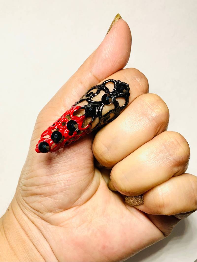 Blutiger Kristall Krallen Ring, Nagelschutz, Nagelspitze, Nagelring Oder Kralle, Hergestellt in Schwarz Filigran Mit Roten Und Hämatit Kristallen Blutiger Kristall Krallen Ring, Nagelschutz, Nagelspitze, Nagelring Oder Kralle, Hergestellt in Schwarz Filigran Mit Roten Und Hämatit Kristallen von TheLegacyArt
