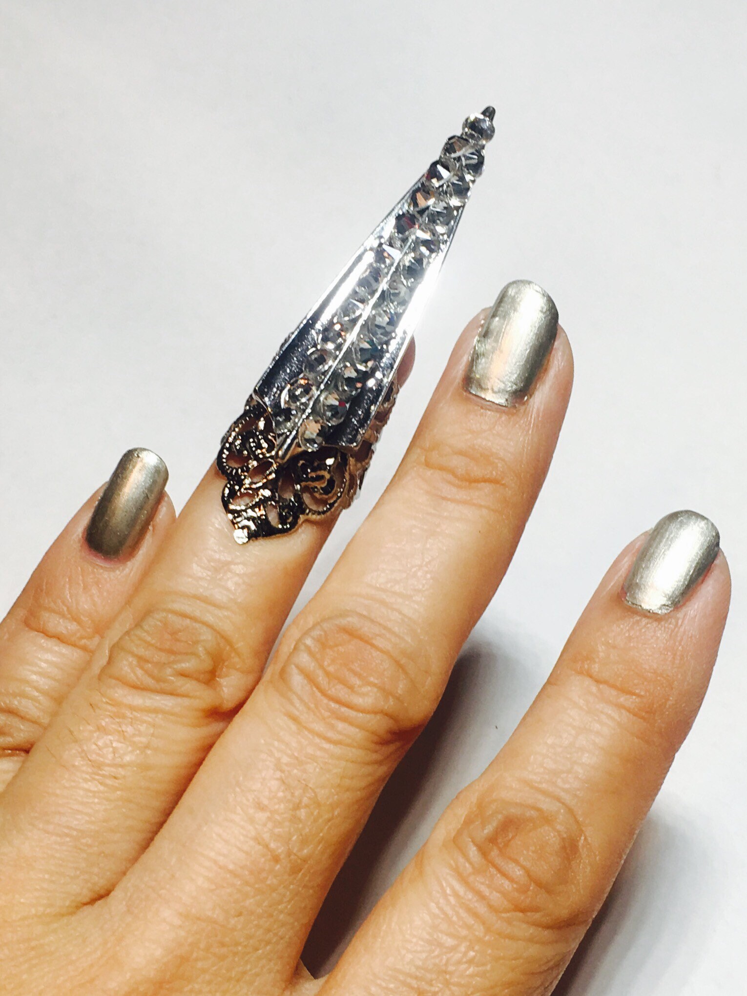 Kristallkralle, Krallenring, Fingerspitze, Nagelspitze, Nagelschutz, Silberklaue, Kristallnagelspitze, Silberner Nagelring, Verstellbar Kristallkralle, Krallenring, Fingerspitze, Nagelspitze, Nagelschutz, Silberklaue, Kristallnagelspitze, Silberner Nagelring, Verstellbar von TheLegacyArt