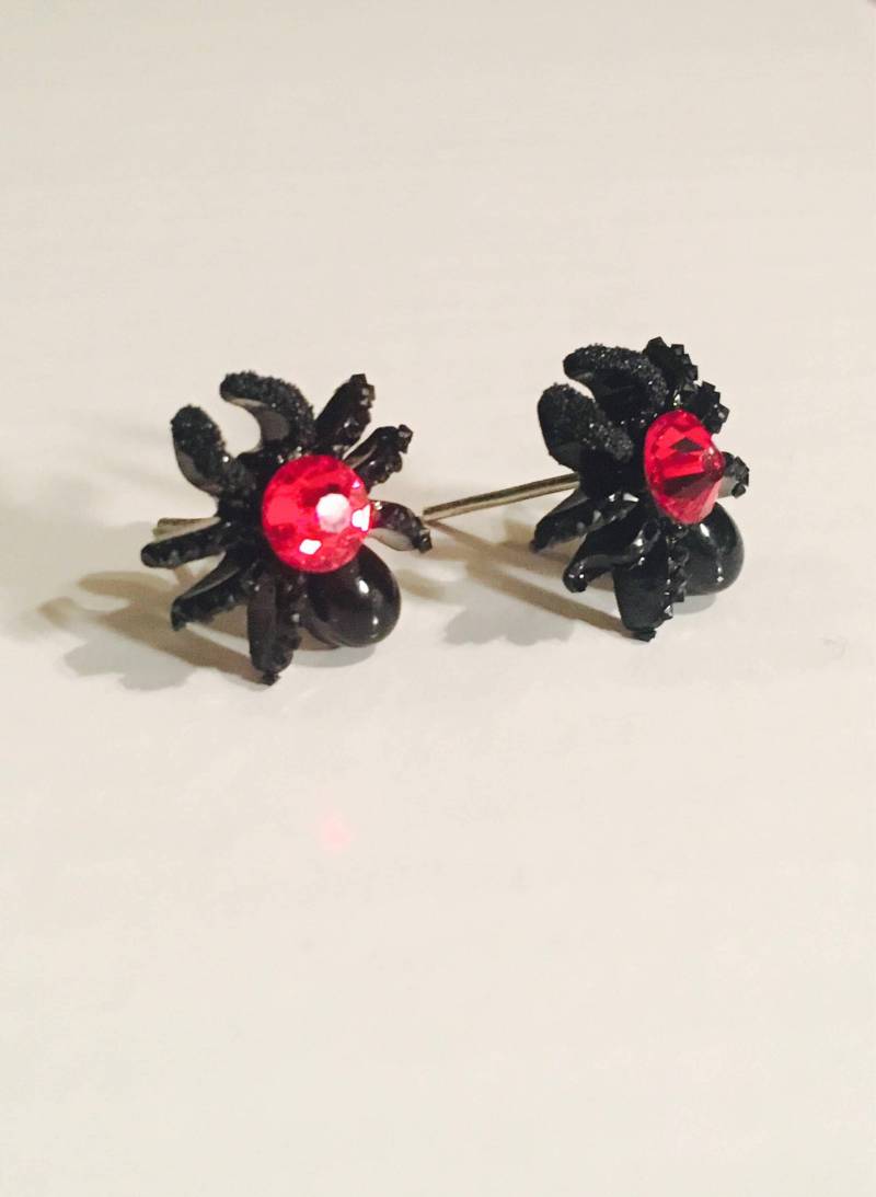 Schwarze Spinnen Ohrstecker, Unisex Ohrringe, Gemacht in Schwarz, Verziert Mit Siam Roten Kristallen Schwarze Spinnen Ohrstecker, Unisex Ohrringe, Gemacht in Schwarz, Verziert Mit Siam Roten Kristallen von TheLegacyArt
