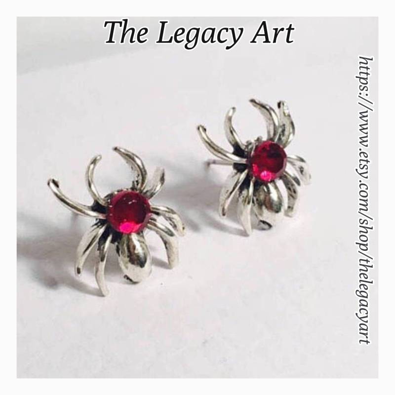 Spinnen Ohrstecker Ohrringe, Unisex Ohrstecker, Kristall Mattes Silbernes Metall, Verziert Mit Siam Roten Kristallen von TheLegacyArt