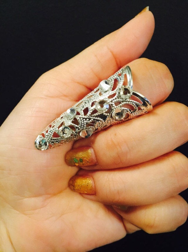 Süßer Herzkrallenring Oder Nagelring, in Silberner Farbe Filigran Gefertigt Und Mit Klaren Kristallen Verziert von TheLegacyArt