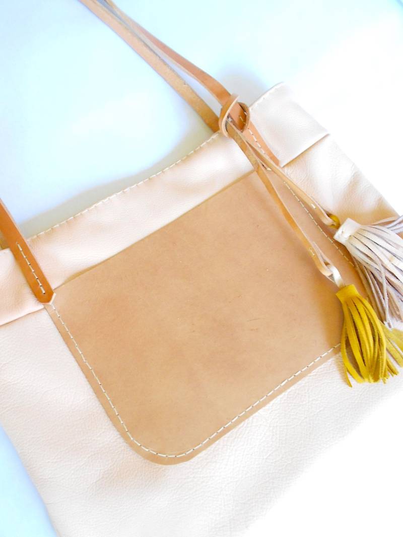 Erröten Rosa Und Pflanzlich Gegerbtem Ledertasche + Senf Gelb Quasten Erröten Rosa Und Pflanzlich Gegerbtem Ledertasche + Senf Gelb Quasten von TheLewisKingsleyCo