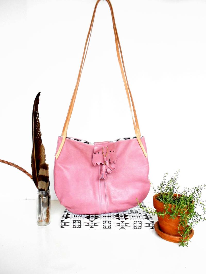 Rosa Ledertasche Mit Quasten Und Brogue Detail Rosa Ledertasche Mit Quasten Und Brogue Detail von TheLewisKingsleyCo