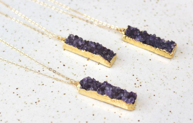 Amethyst Druzy Bar Anhänger, Handgemachte Lila Kristall Und Gold 30 Zoll Lange Halskette 451121 von TheLionsDenStudio
