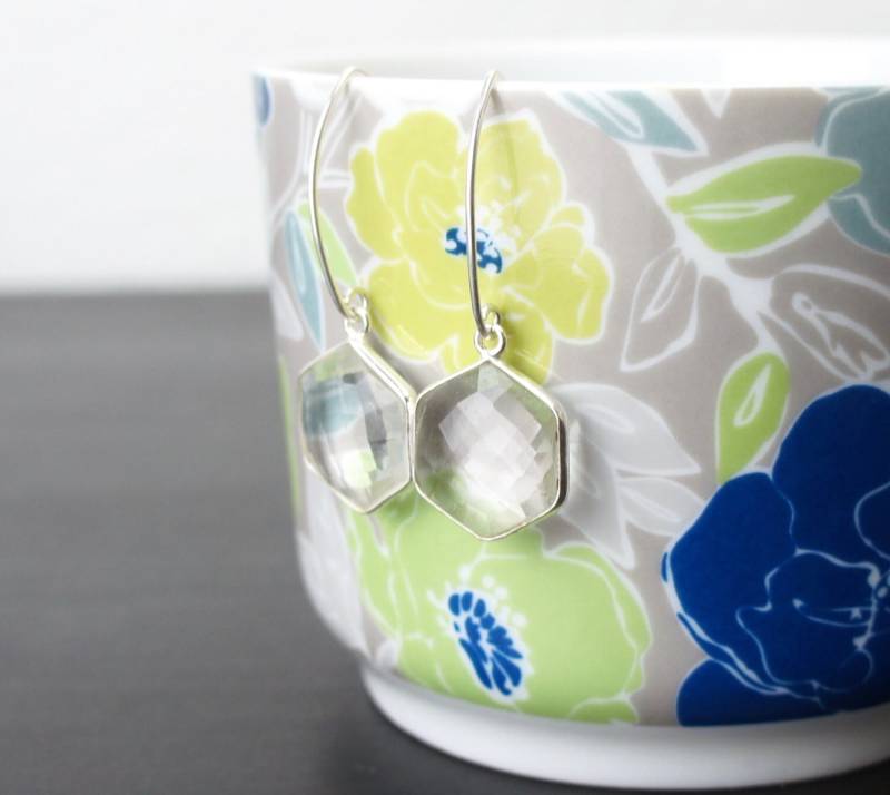 Bergkristall Hexagon Anhänger Sterling Silberohrringe, Facettierte Schnitt Klar, Silber Zargenfassung, Einfache Handgefertigte Ohrringe 450417 von TheLionsDenStudio