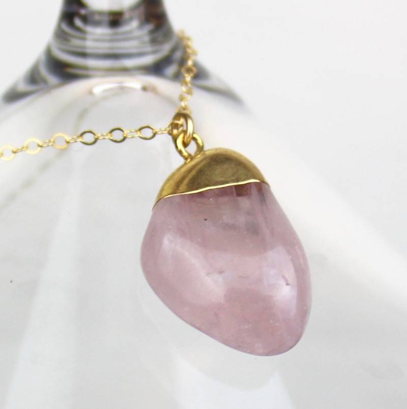Blass Rosa Rosenquarz Getrommelt Kristall Anhänger, Handgemachte 30 Zoll Lange Goldkette 450593 von TheLionsDenStudio