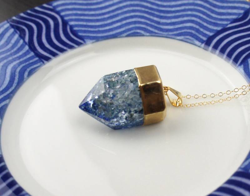 Blau Knistern Bergkristall Halskette, Galvanisch Mit 24K Gold Auf 30-Zoll-14K Kette, Handgemachte Ooak 450124 von TheLionsDenStudio