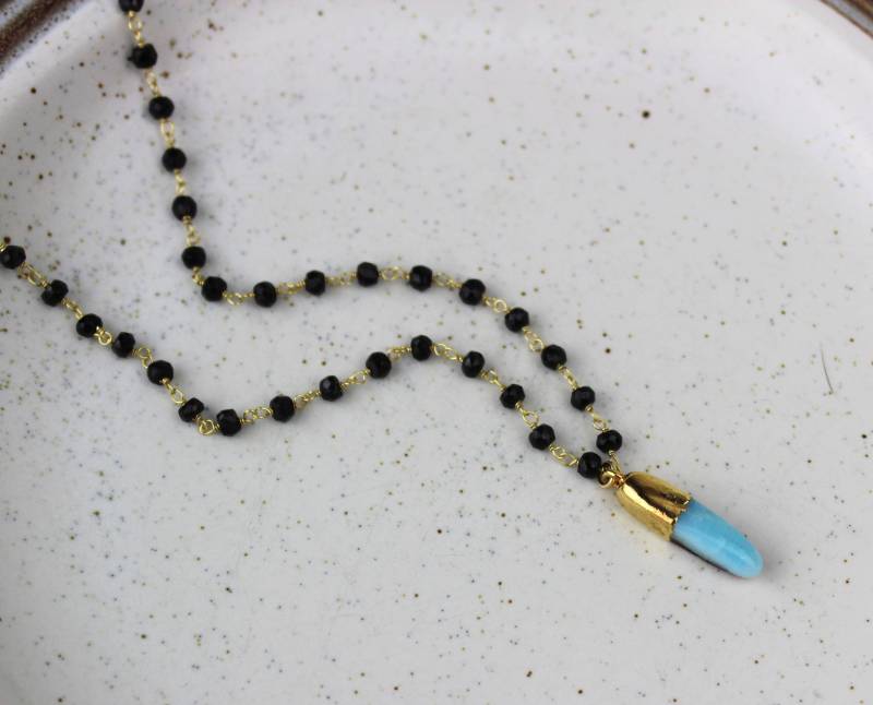 Blaue Drachen Vene Achat Anhänger Mit Schwarzen Spinell Perlen Kette, Handgemachte Gold Halskette 450432 von TheLionsDenStudio