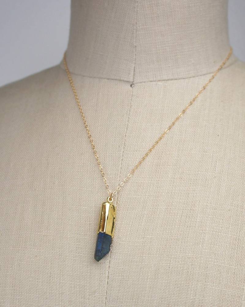 Bleistift Punkt Titan Beschichtet Bergkristall Anhänger, Handgemachte Lange Goldkette 450300 von TheLionsDenStudio