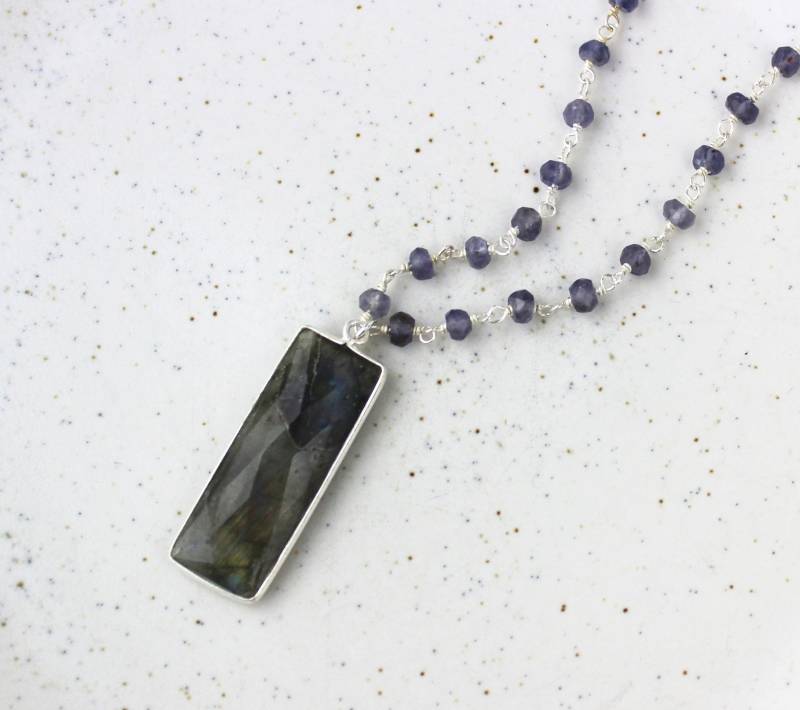 Handgemachte Labradorit Bar Anhänger Halskette, Sterling Silber Lünette, 30 Zoll Iolite Perlen Silbernen Kette, Opulente Halskette Ooak 450405 von TheLionsDenStudio