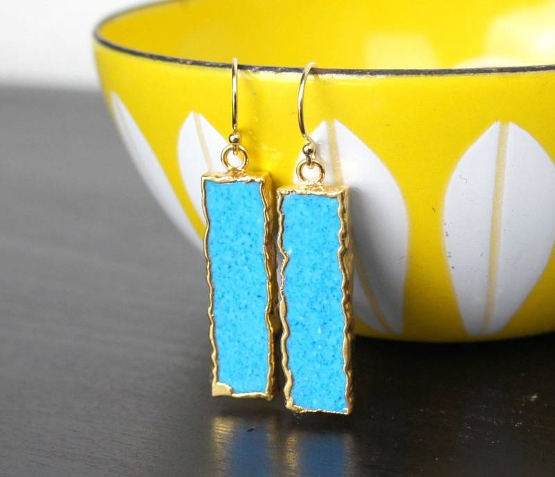 Handgemachte Türkis Howlith Bar Anhänger Ohrringe, Handgemachte Goldschmuck 450297 von TheLionsDenStudio