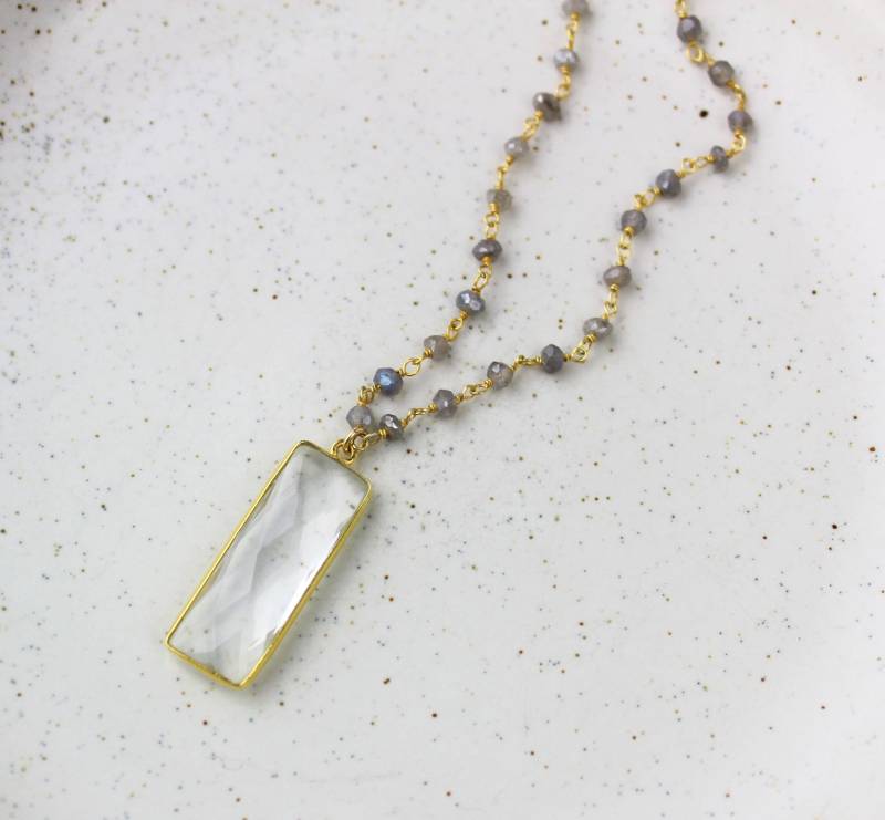 Klar Kristall Quarz Bar Anhänger, Handgemachten Lang 30 Zoll Gold Halskette Mit Labradorit Perlen Kette 450686 von TheLionsDenStudio