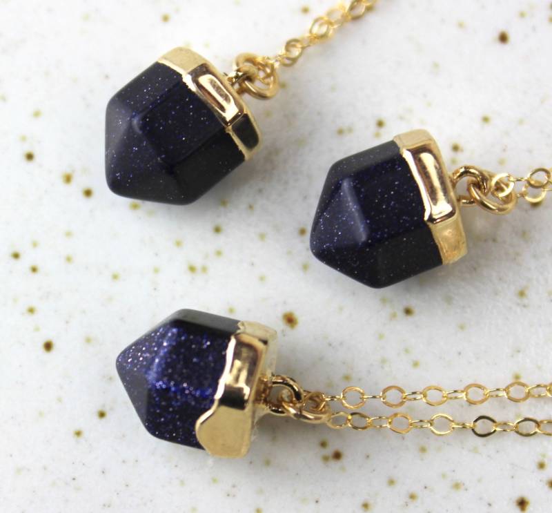 Kleine Blau Goldstone-Halskette, Handgemachte Gold Kette Mit Lila Und Glitzernden Stein 450703 von TheLionsDenStudio