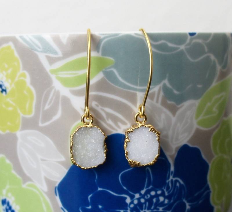 Kleine Weiße Druzy Anhänger Ohrringe, Handgemachte Gold Kristall Schmuck 450212 von TheLionsDenStudio